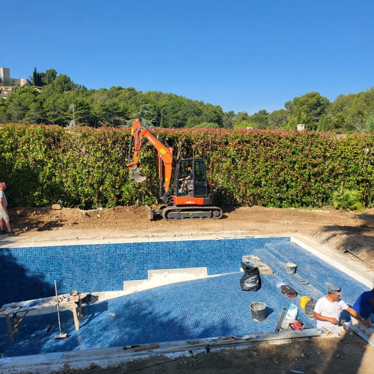 POOLS & OUTDOOR LIVING