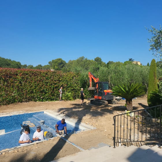 POOLS & OUTDOOR LIVING