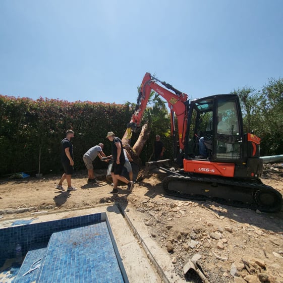 POOLS & OUTDOOR LIVING