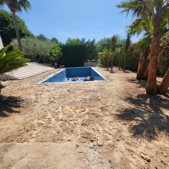 POOLS & OUTDOOR LIVING