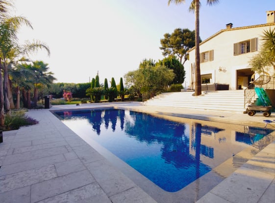 POOLS & OUTDOOR LIVING