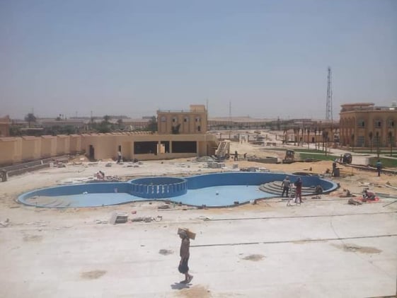 POOLS & OUTDOOR LIVING