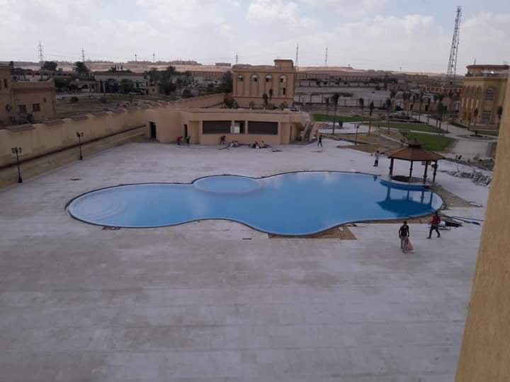 POOLS & OUTDOOR LIVING