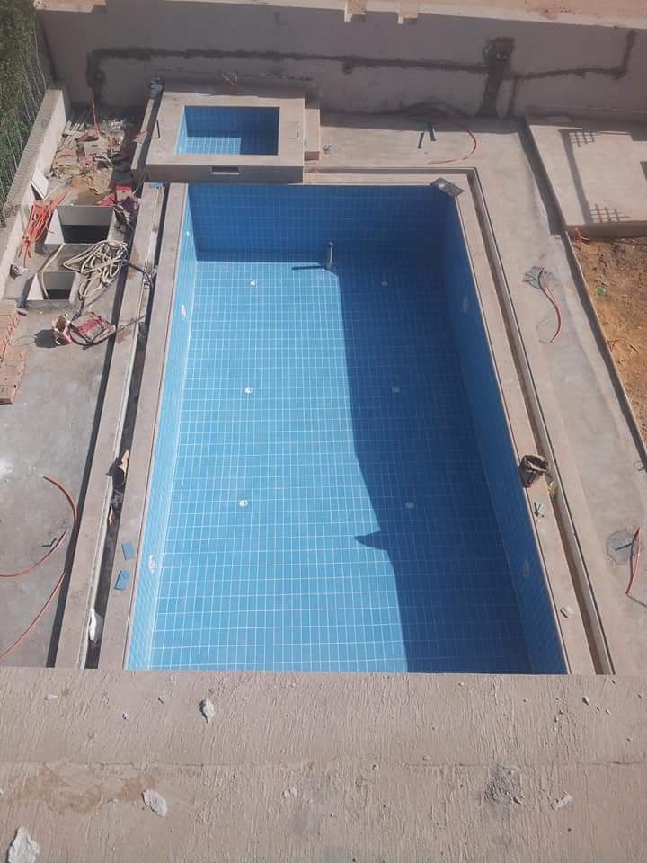 POOLS & OUTDOOR LIVING